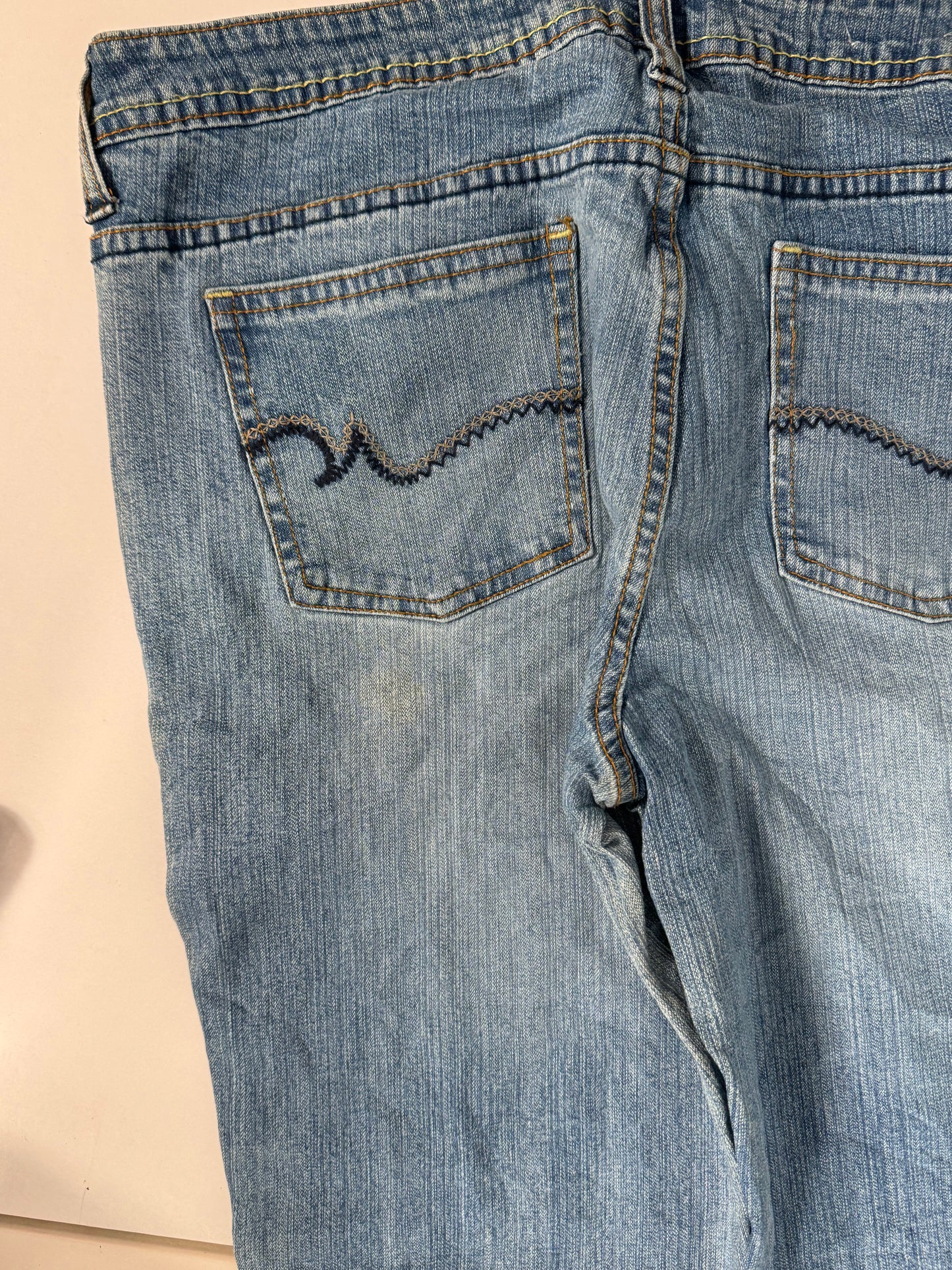 Utsvängda jeans stl: M