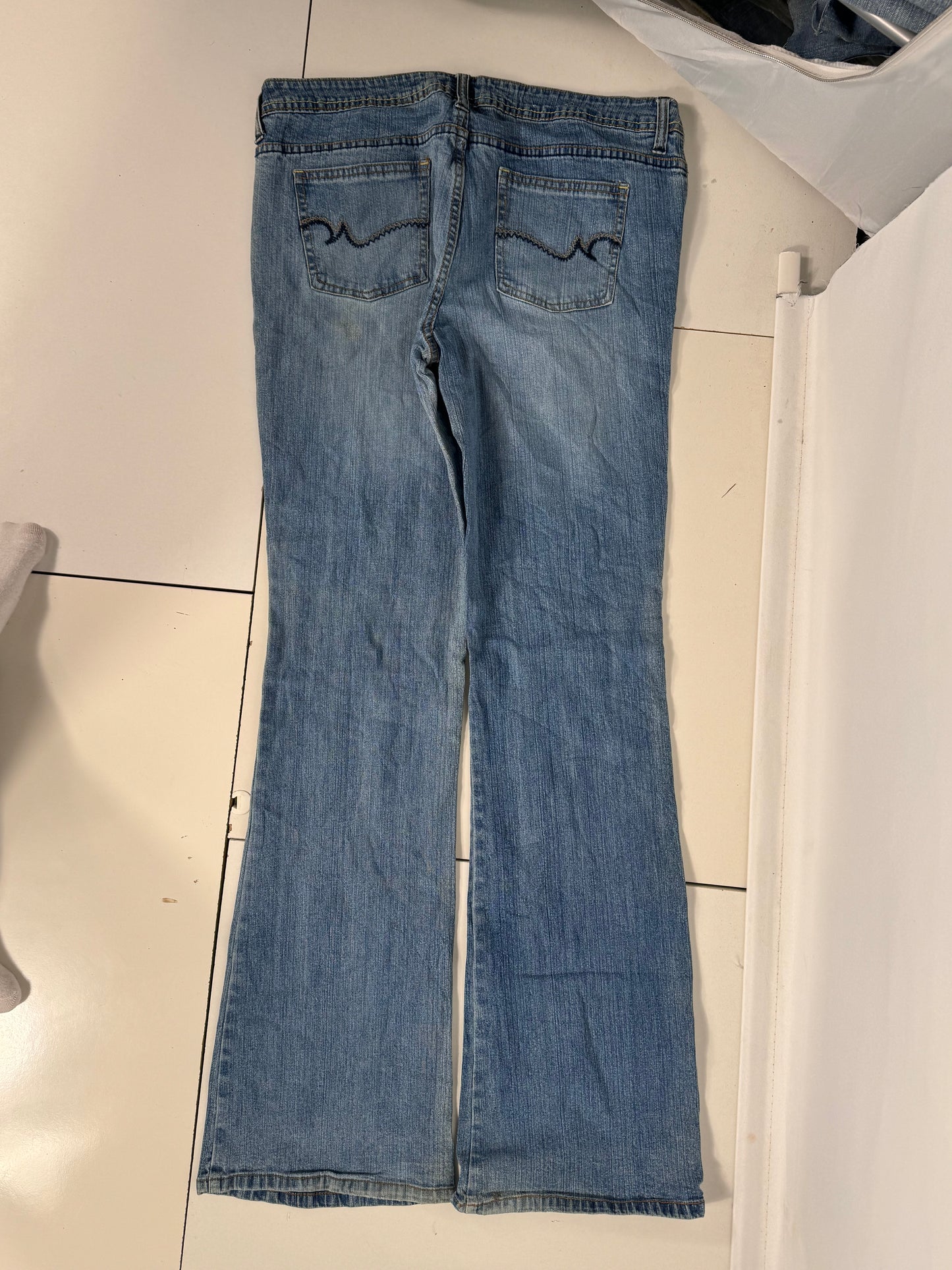 Utsvängda jeans stl: M