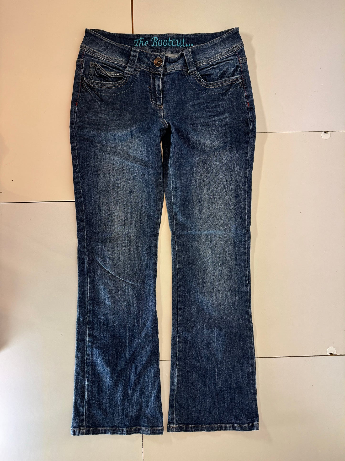 Utsvängda jeans–stl: M