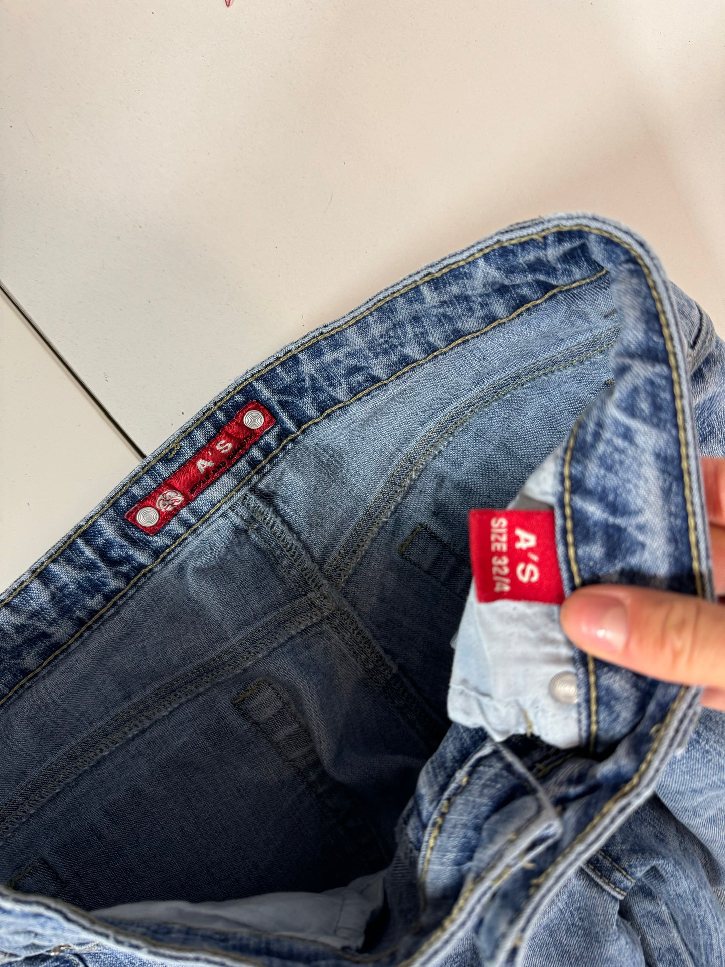 Utsvängda jeans stl: S