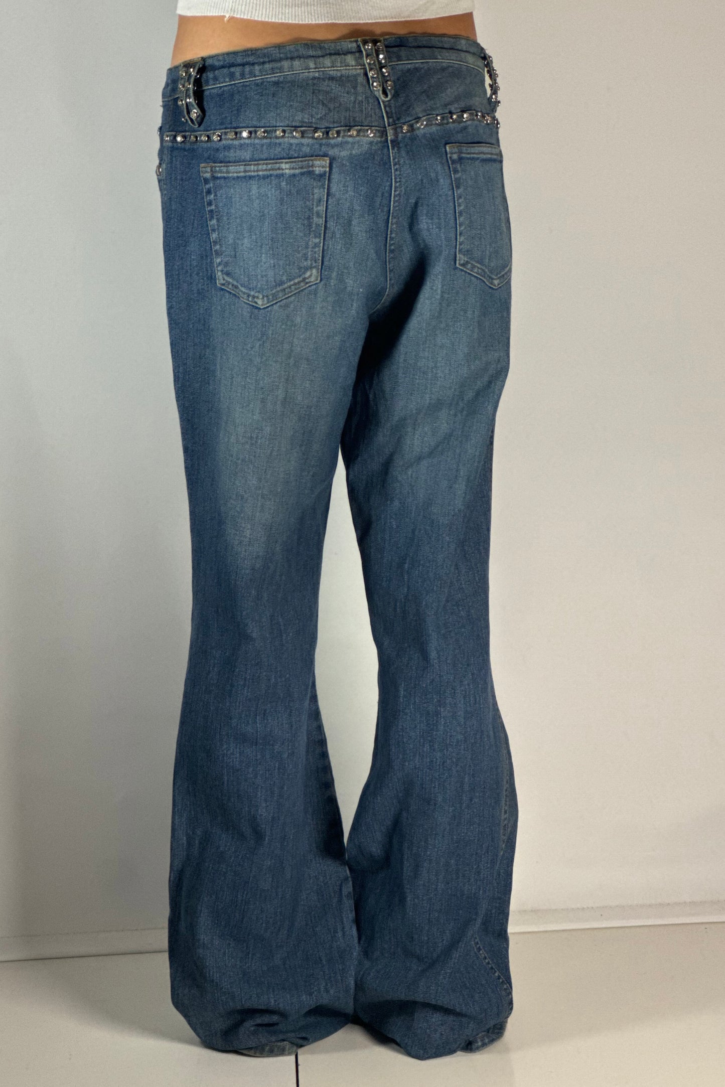 Utsvängda jeans stl: M