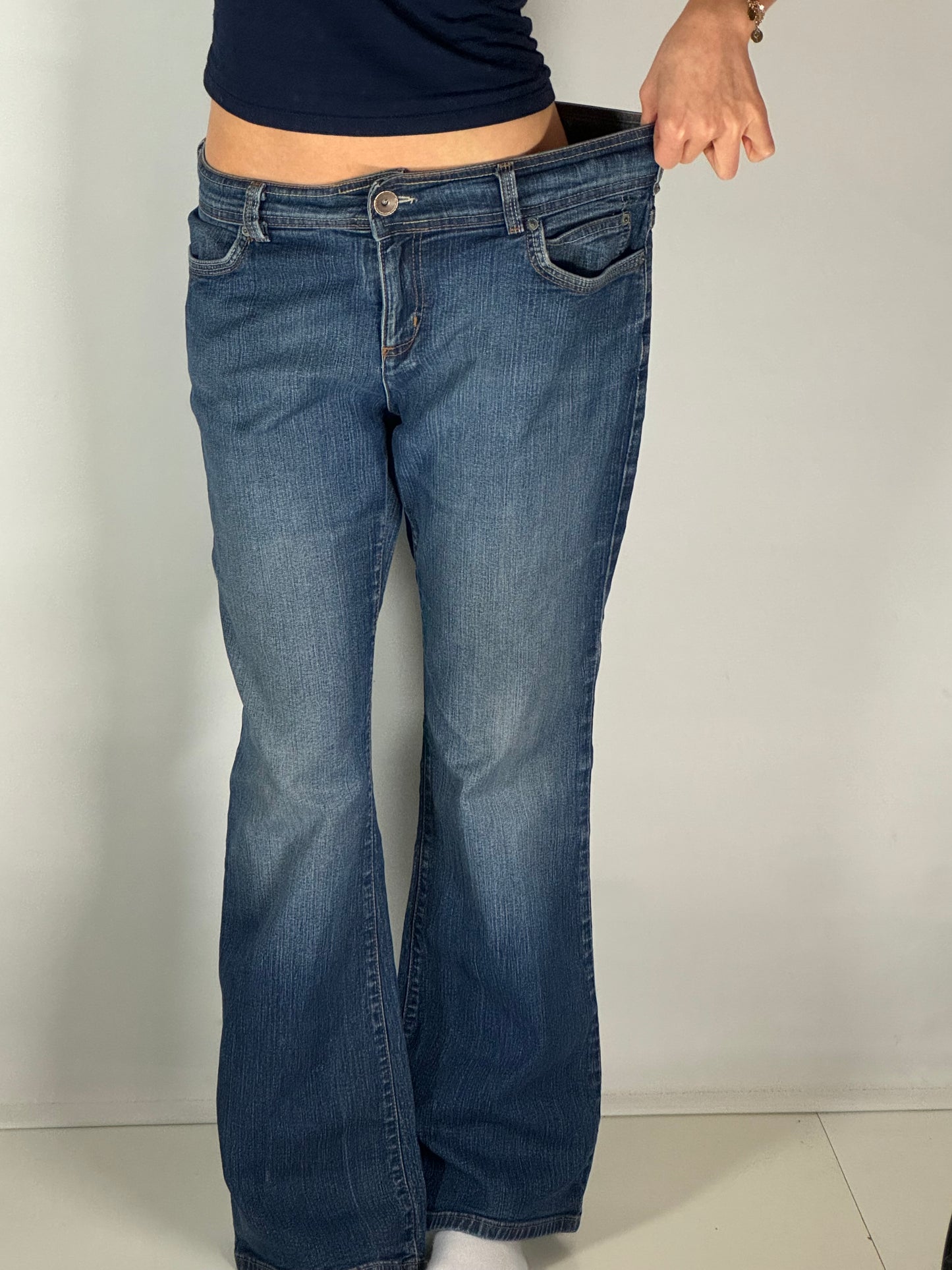 Utsvängda jeans stl: M
