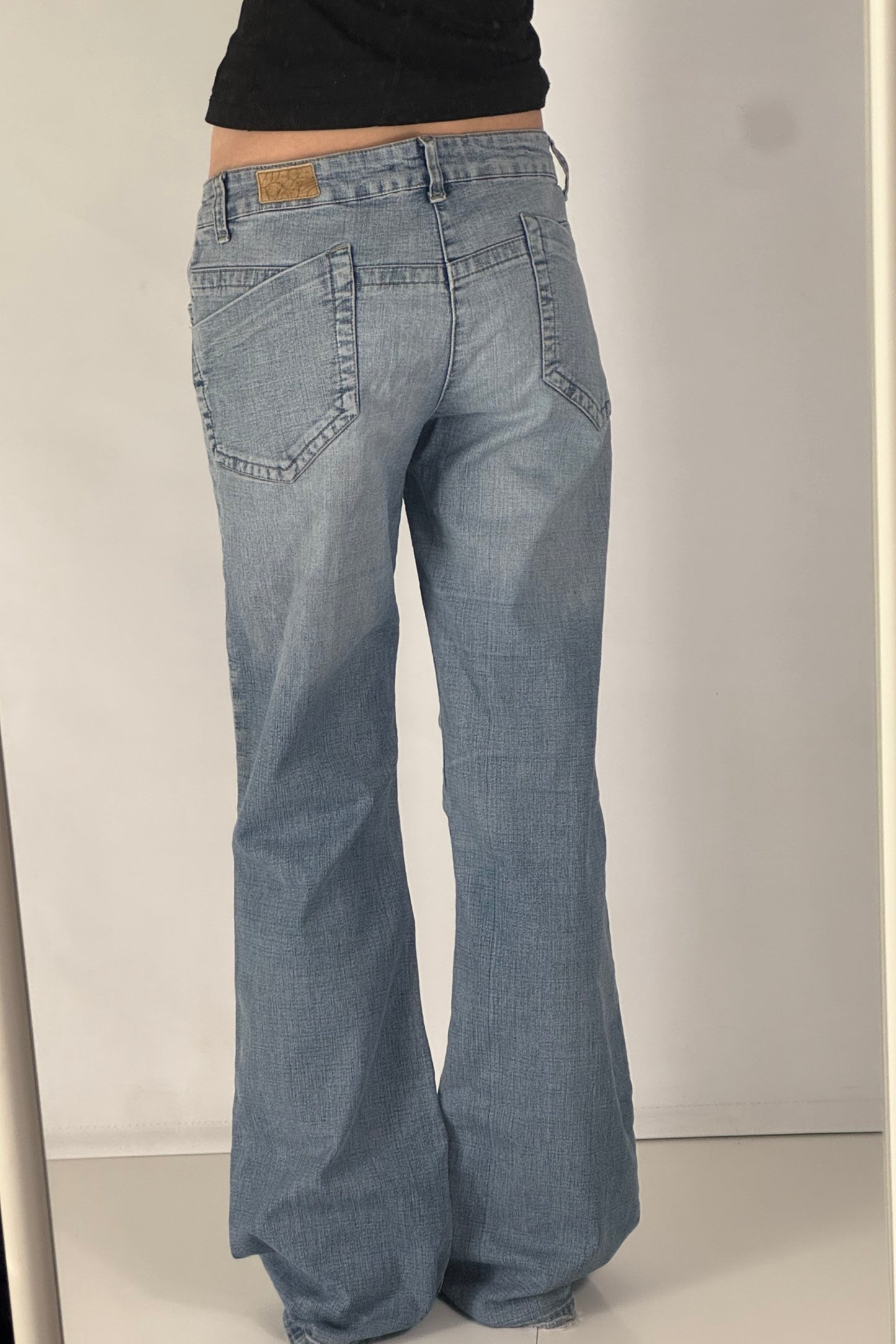 Utsvängda jeans stl: M