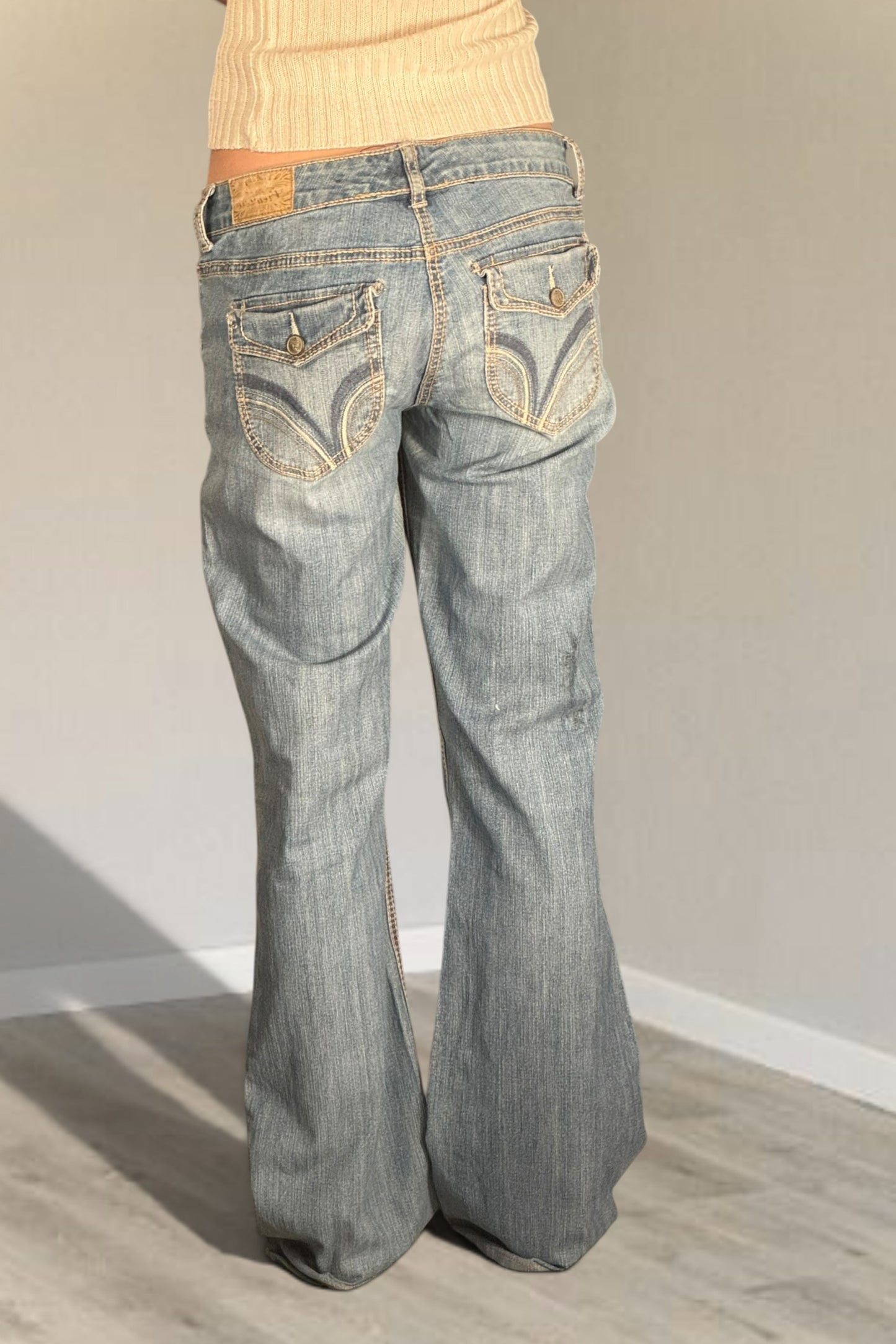 Utsvängda jeans stl: M