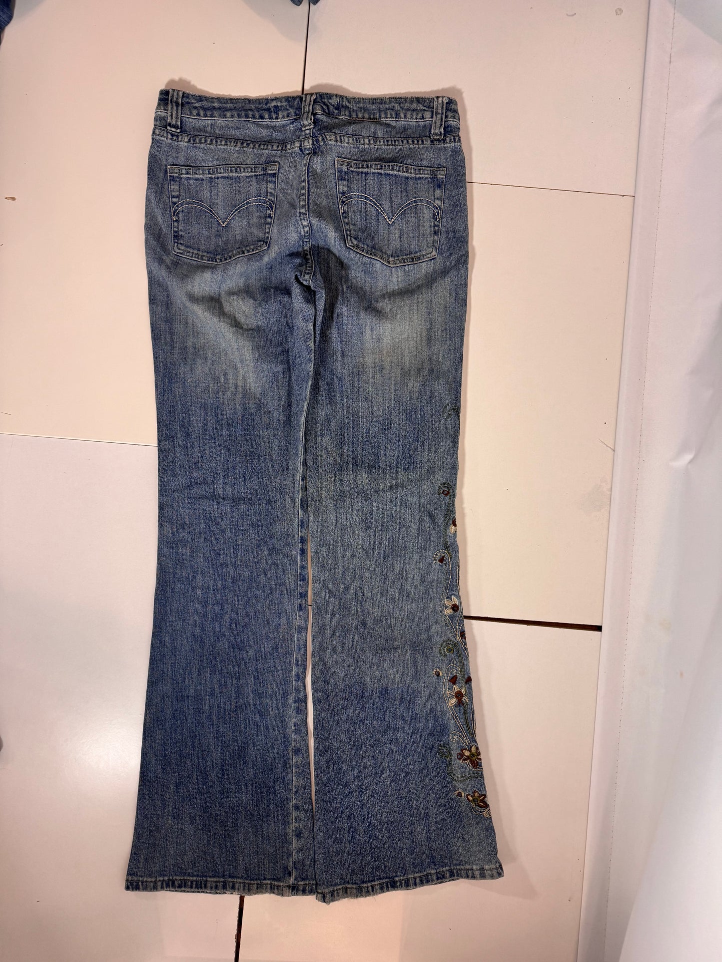 Utsvängda jeans stl: S
