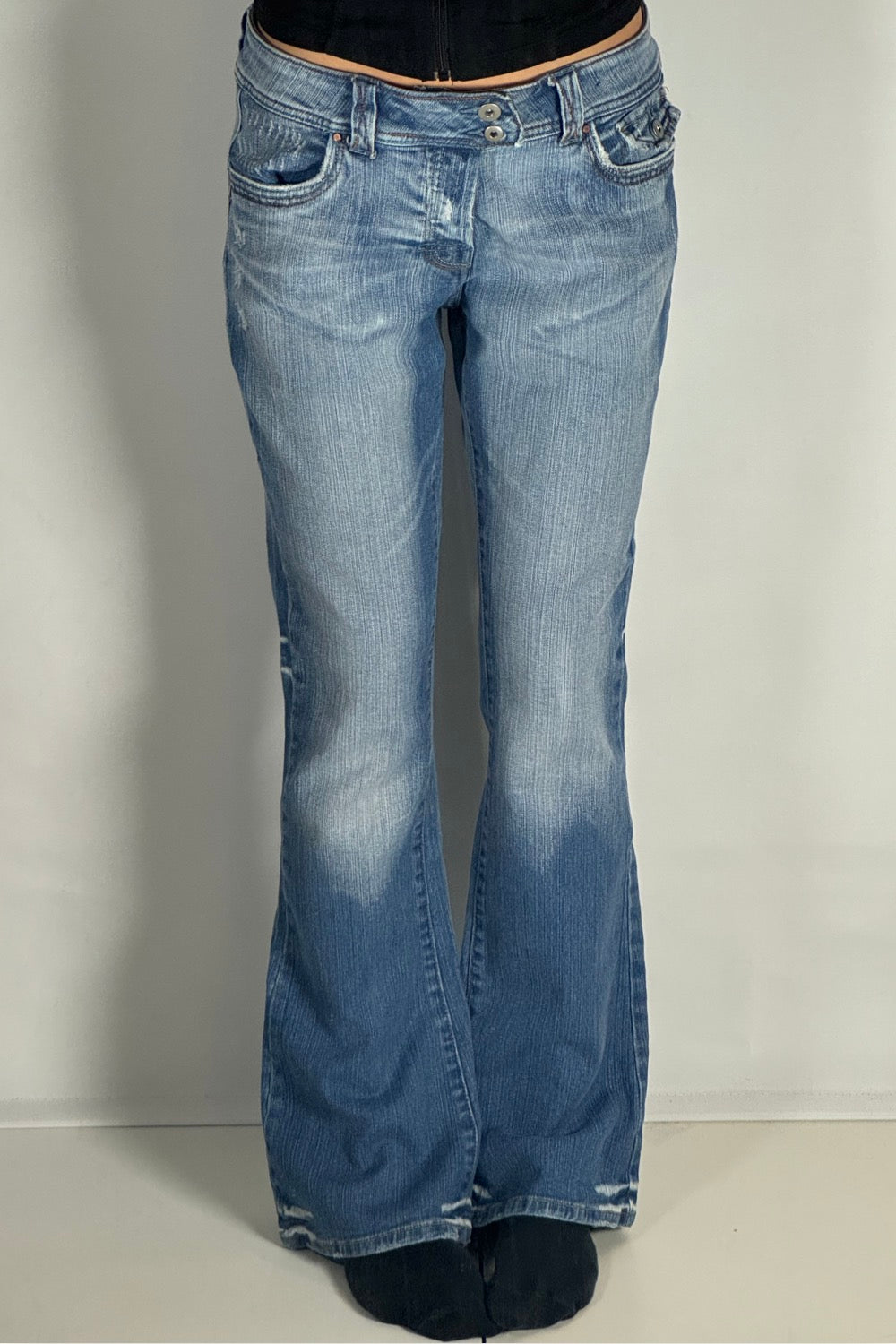 Utsvängda jeans stl: M