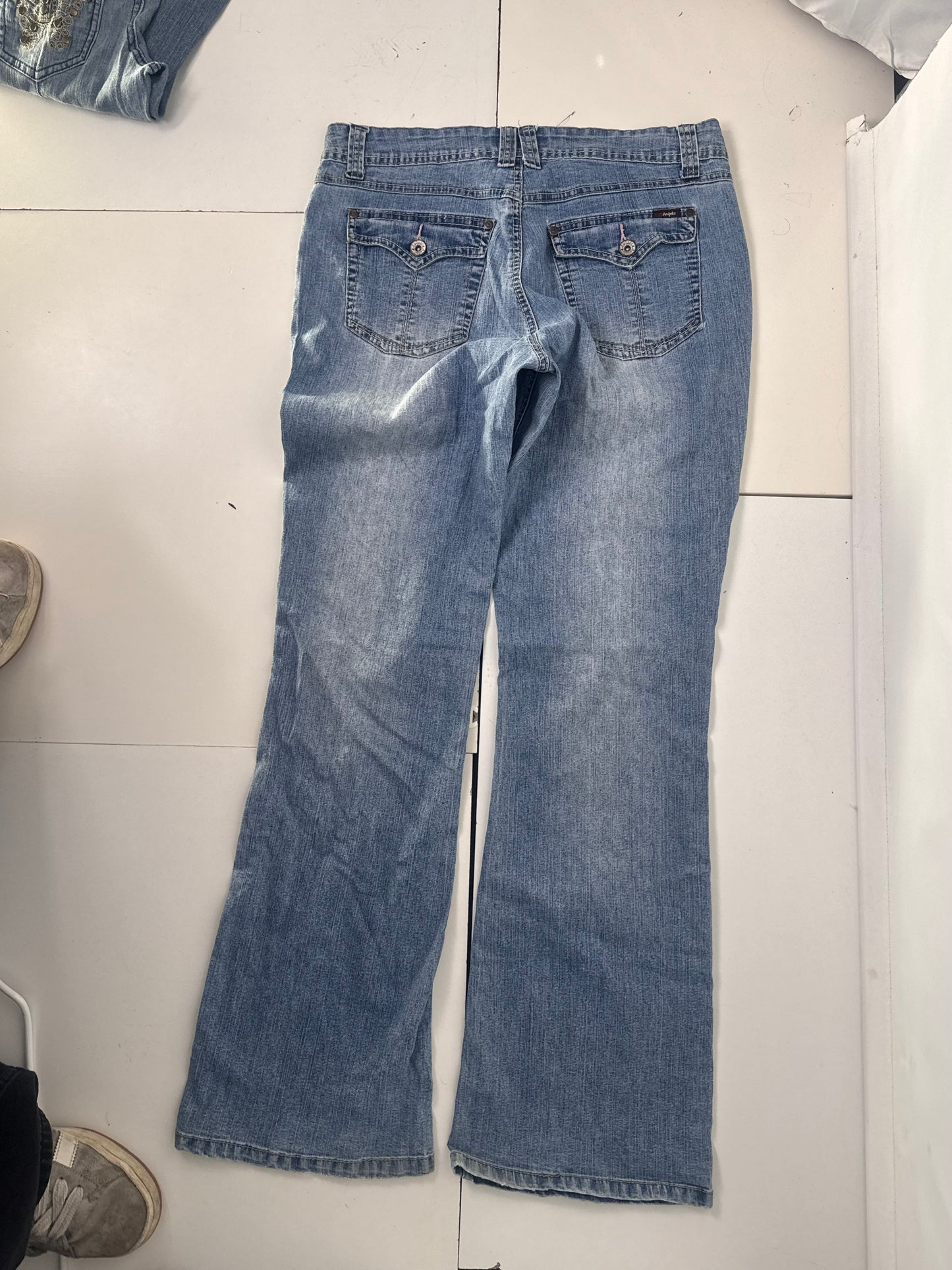Utsvängda jeans stl: M