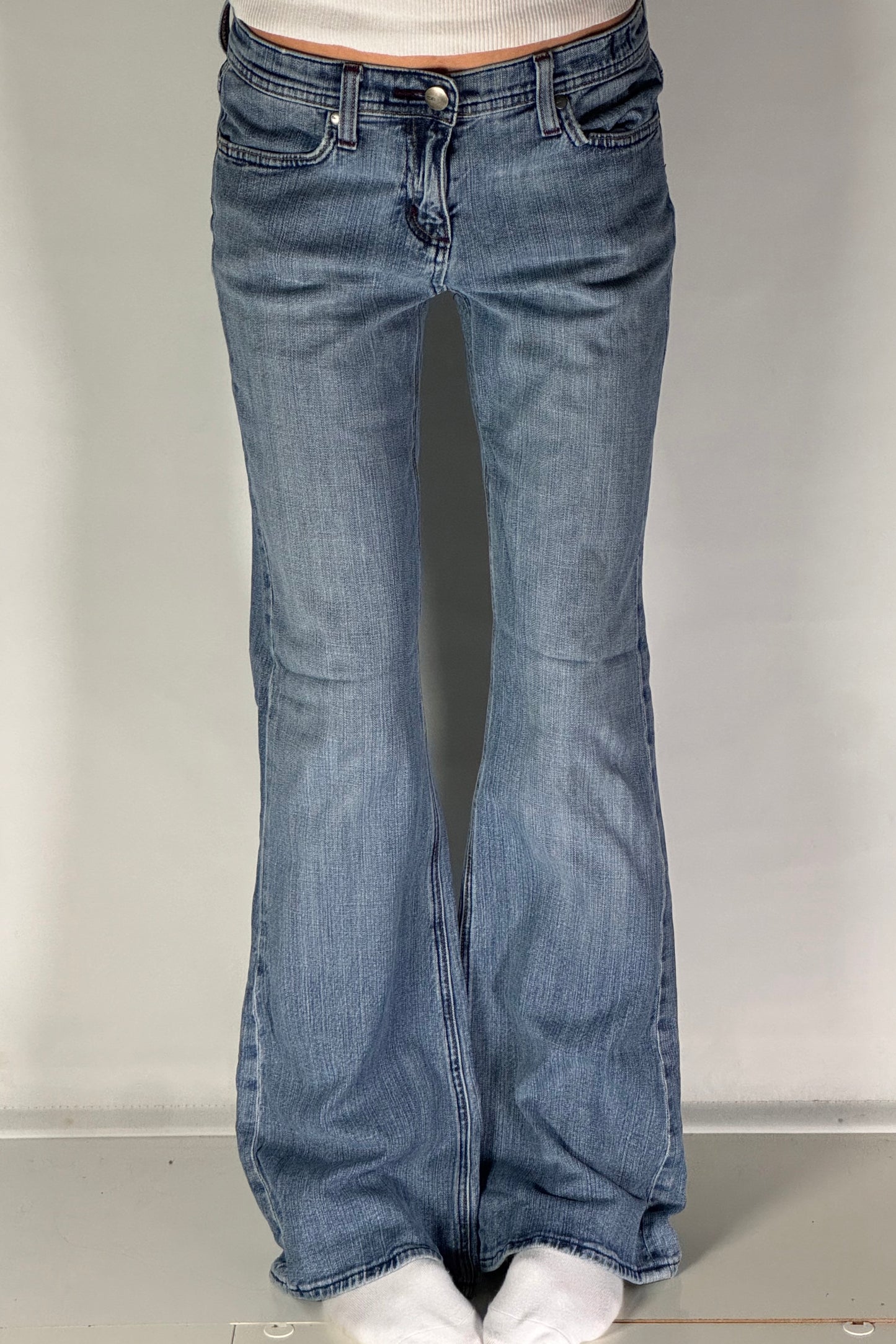 Utsvängda jeans stl: S