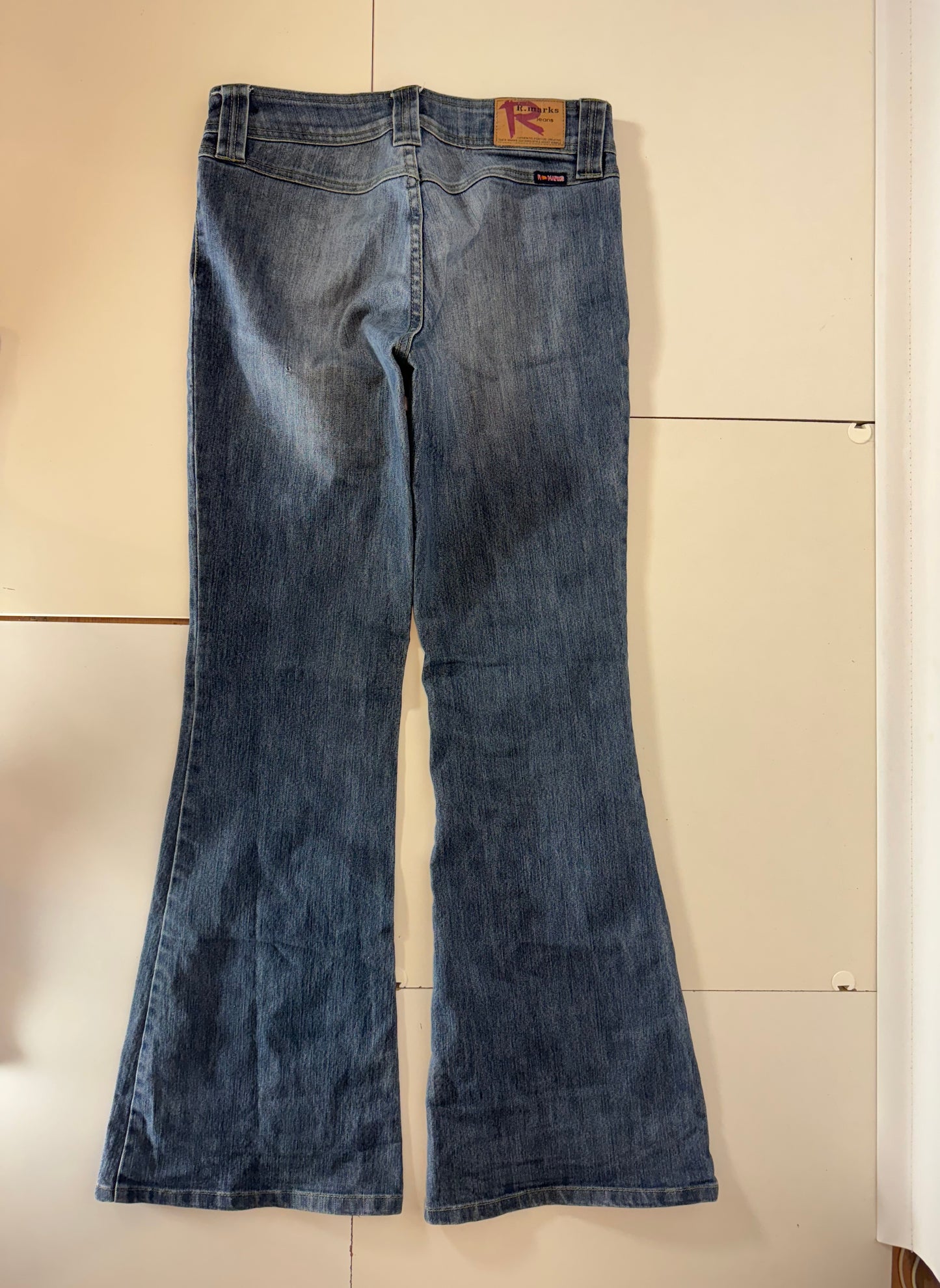 Utsvängda jeans–stl: M