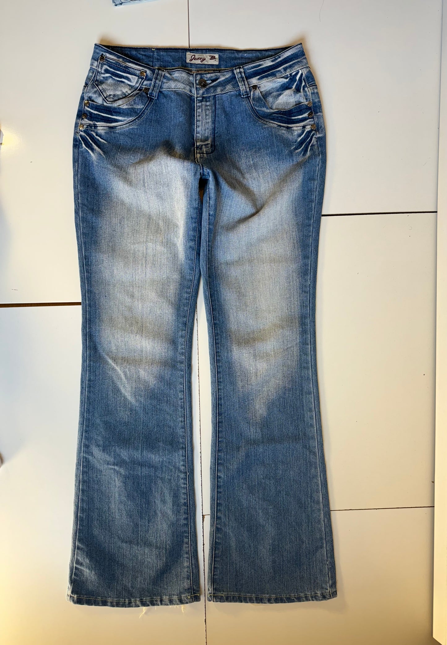 Utsvängda jeans–stl: M