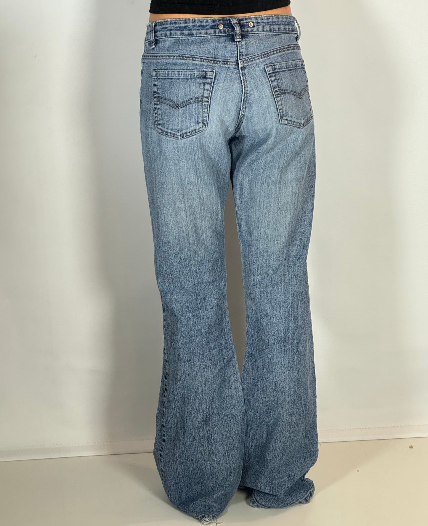 Utsvängda jeans stl: S