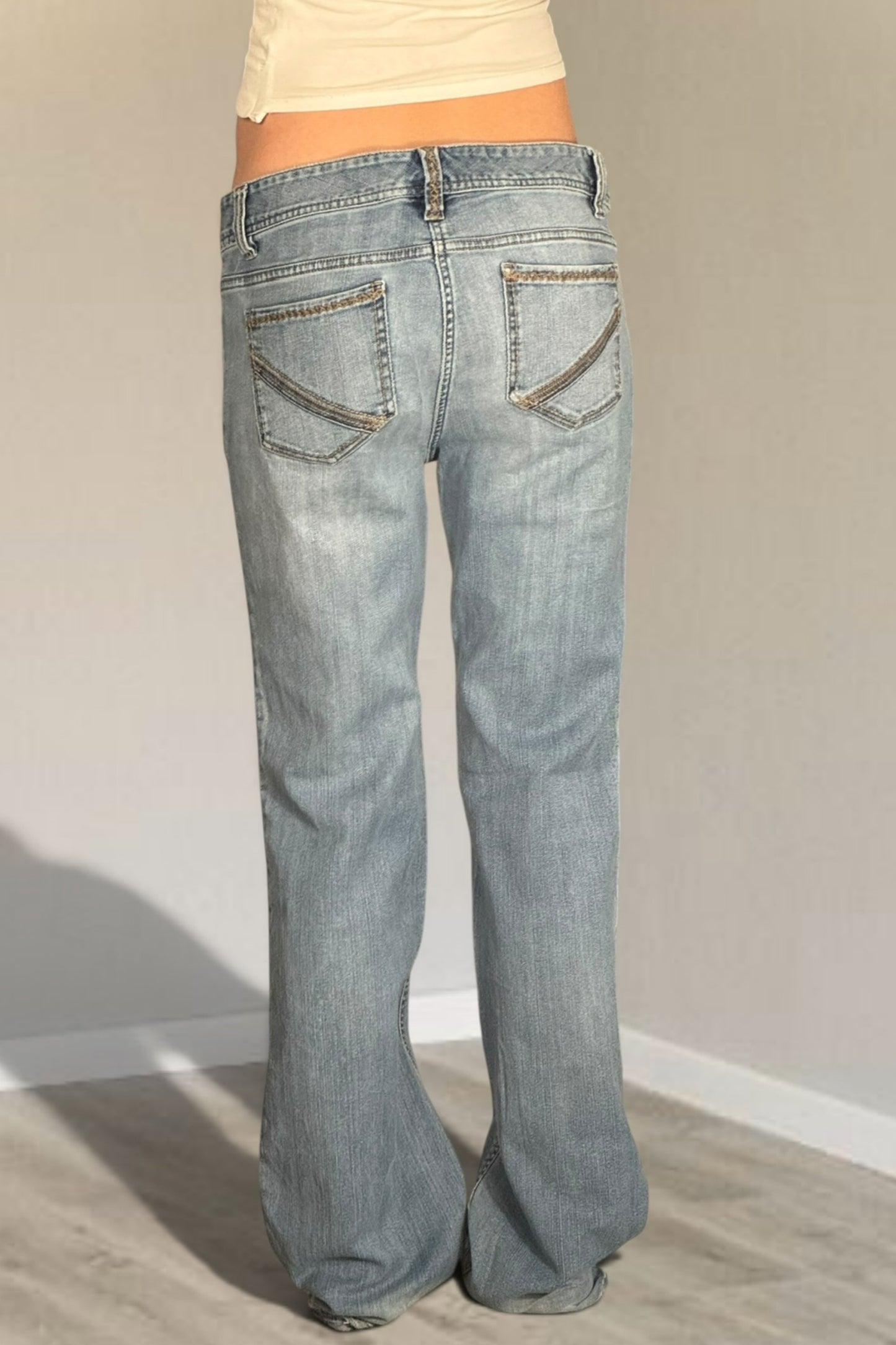 Utsvängda jeans stl: M
