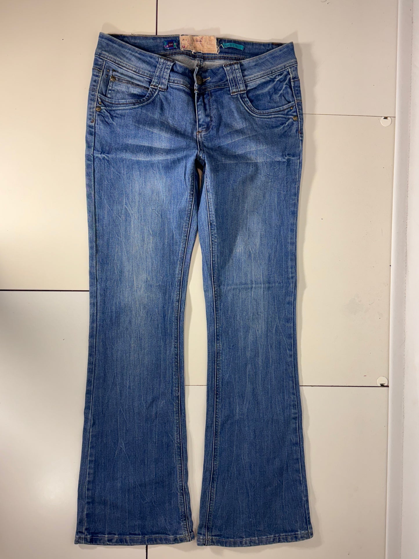 Utsvängda jeans stl: M
