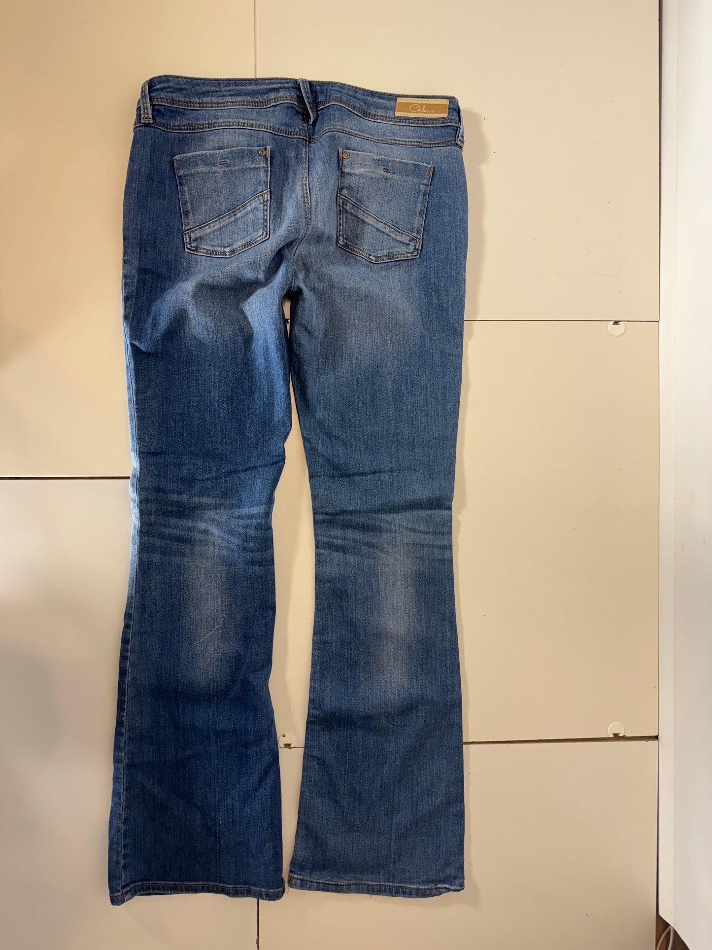 Utsvängda jeans stl: M