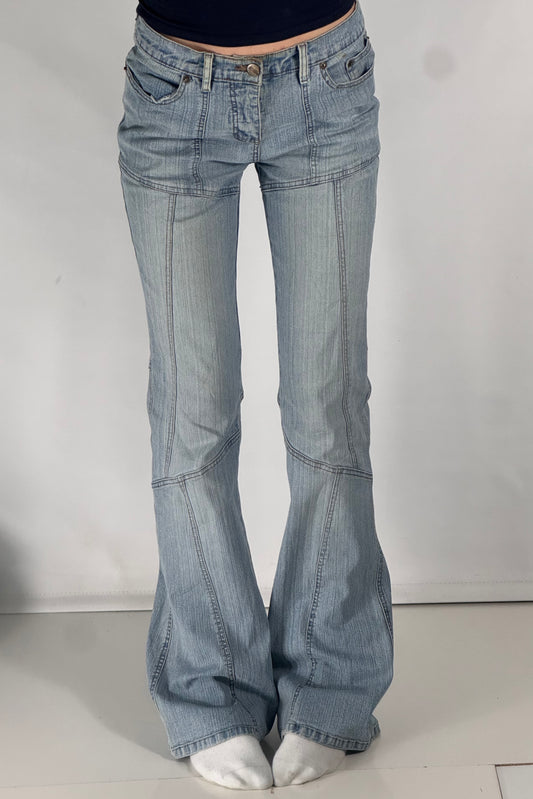 Utsvängda jeans stl: M