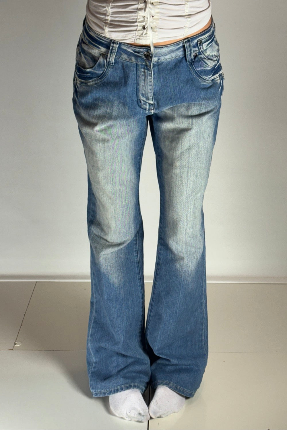 Utsvängda jeans–stl: M