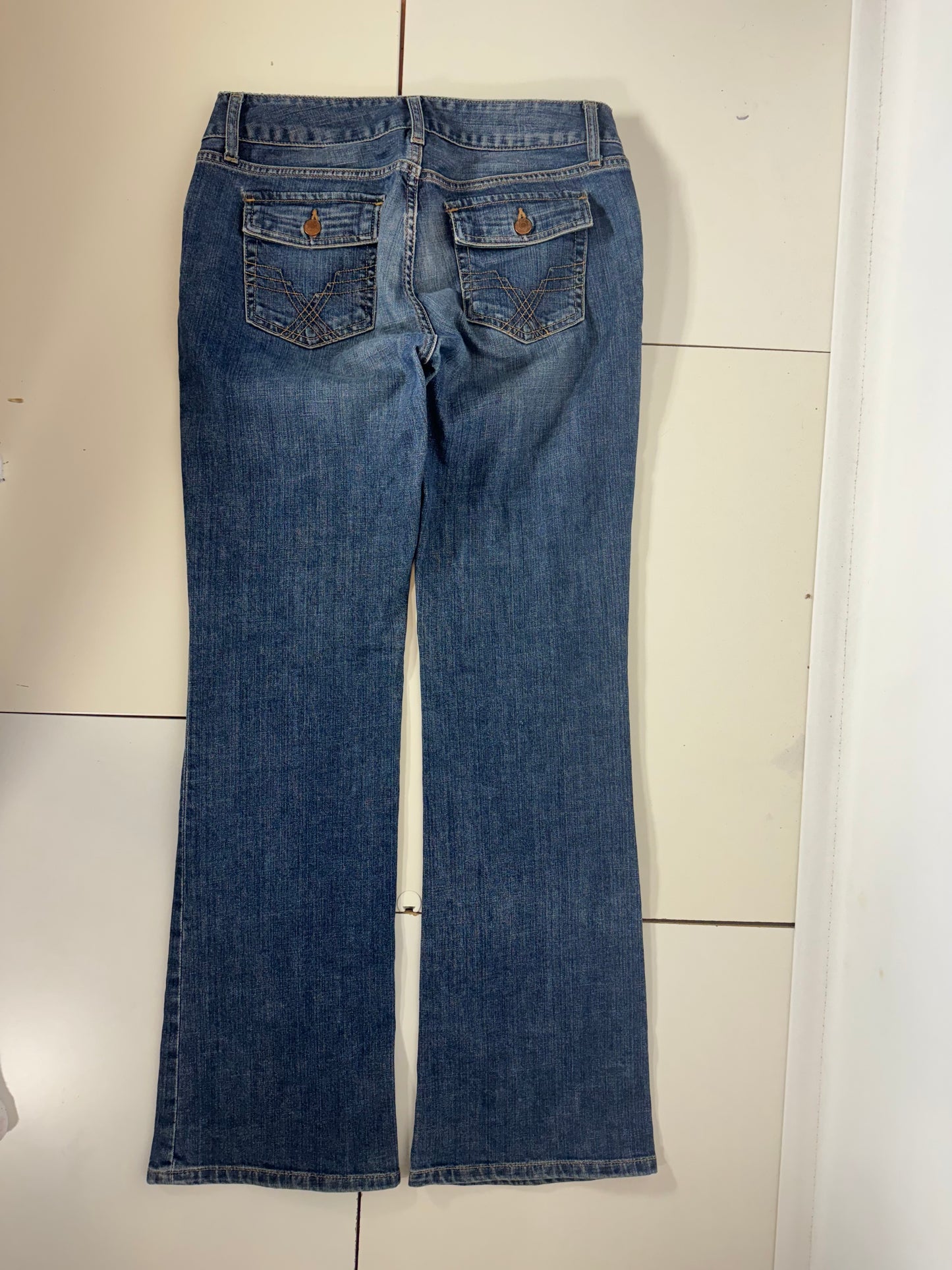 Utsvängda jeans stl: M