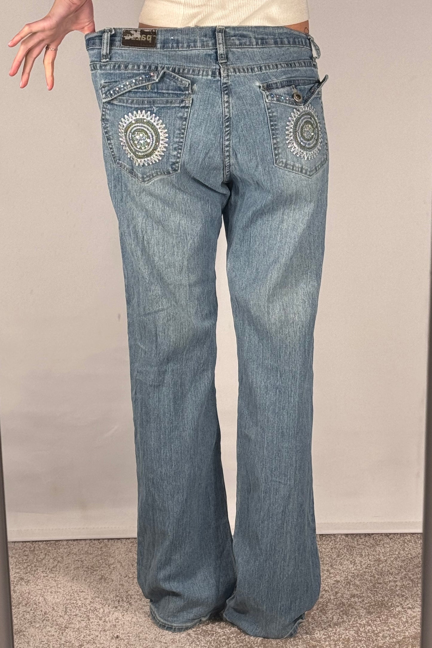 Utsvängda jeans stl: M