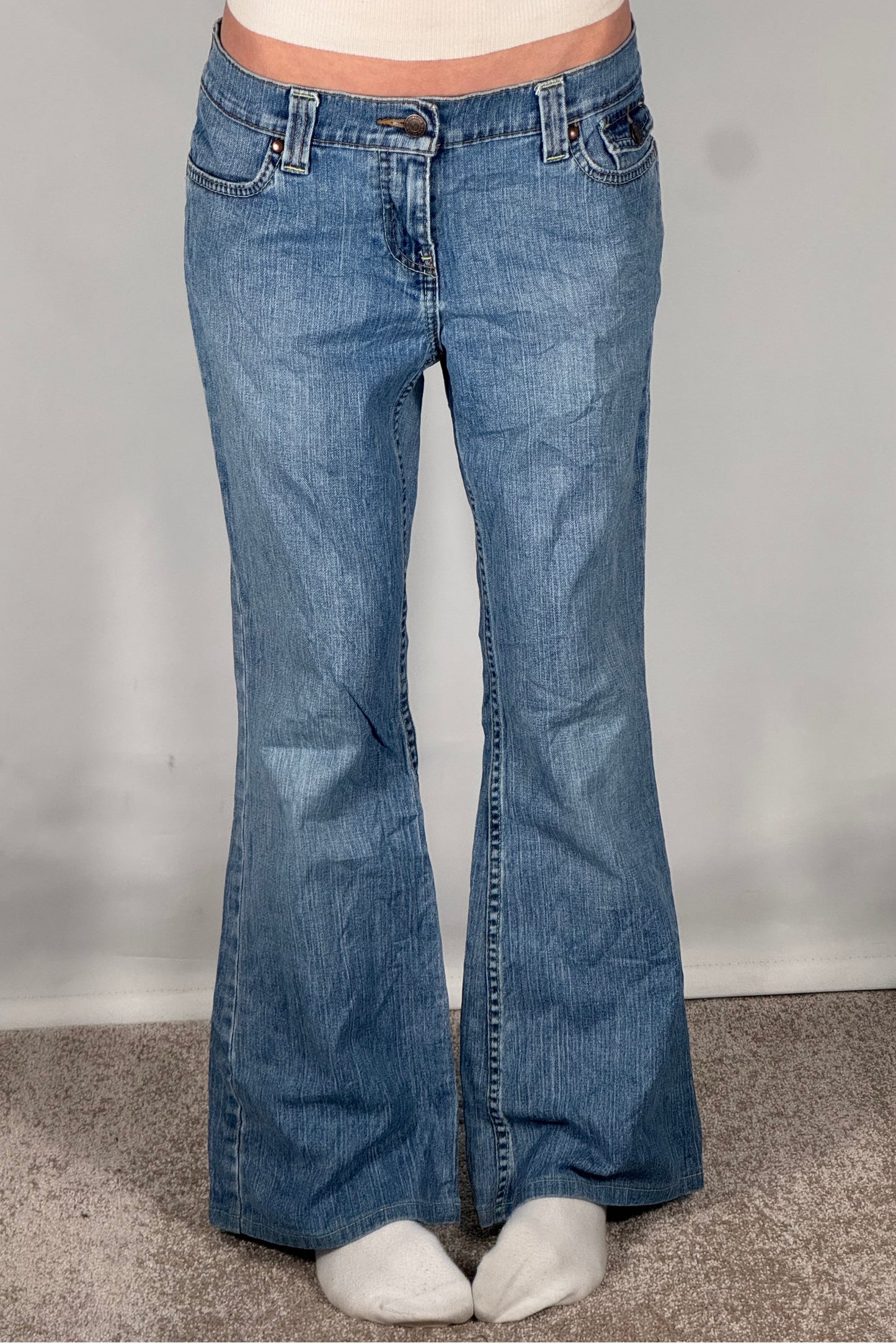 Utsvängda jeans stl: M