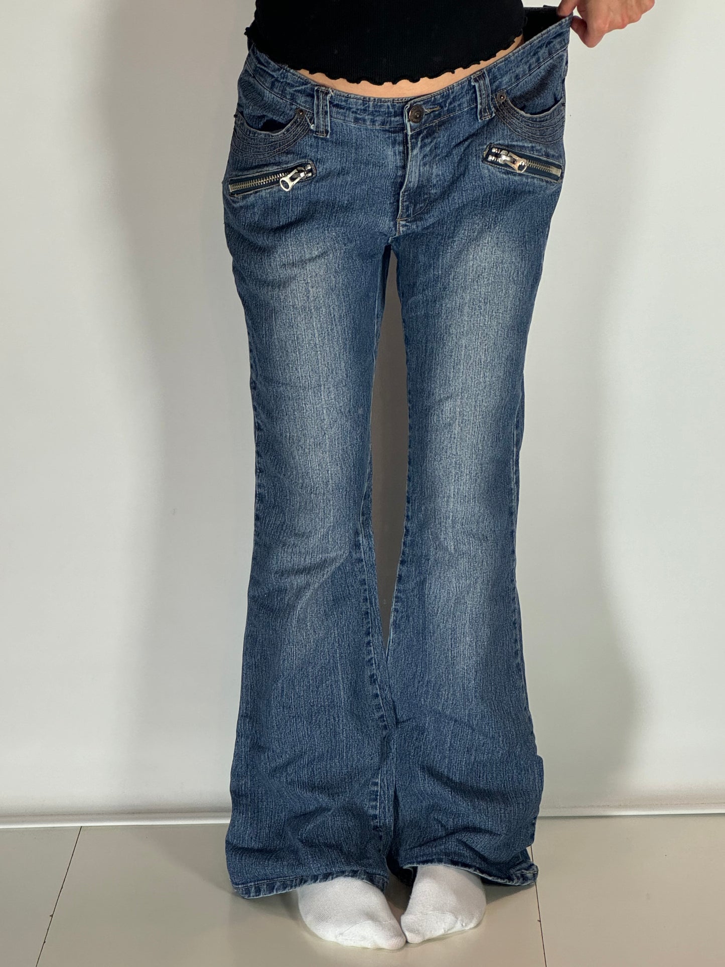 Utsvängda jeans stl: M