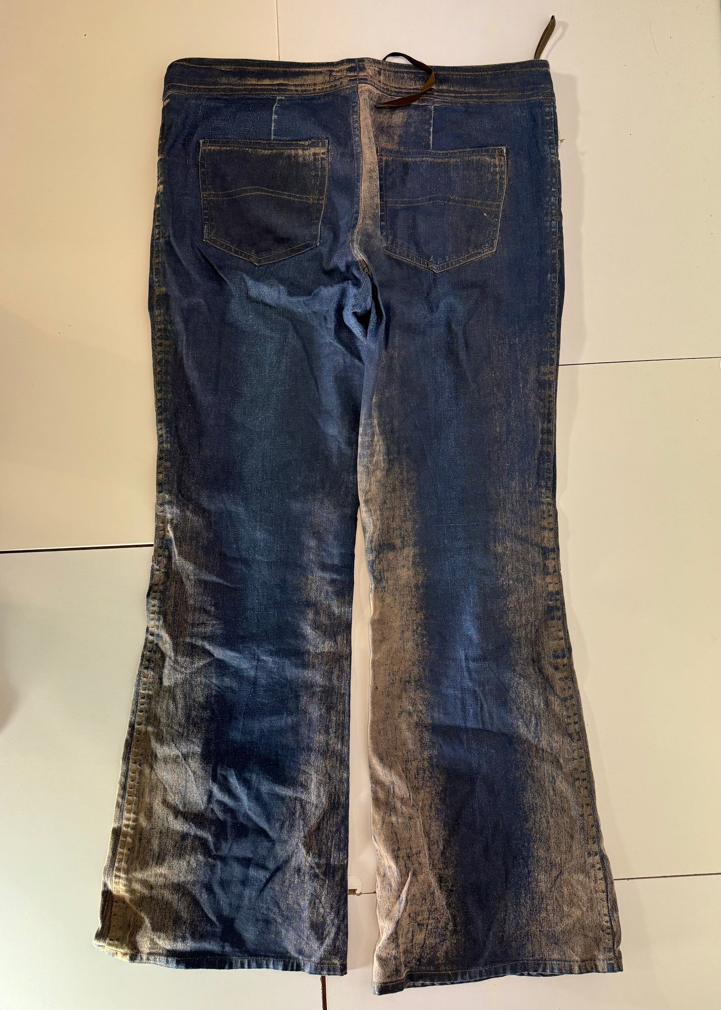 Utsvängda jeans stl: M