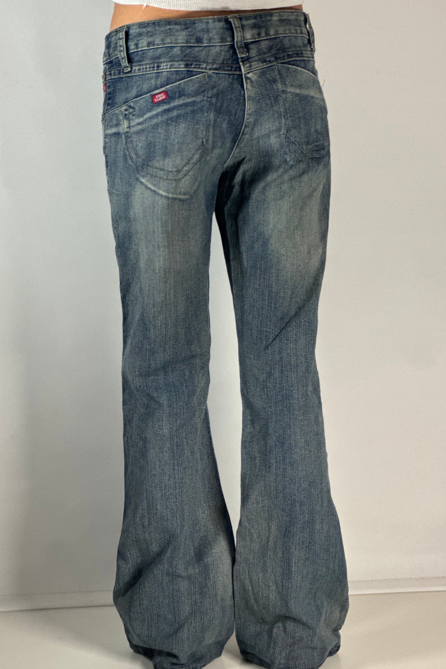 Utsvängda jeans stl: M