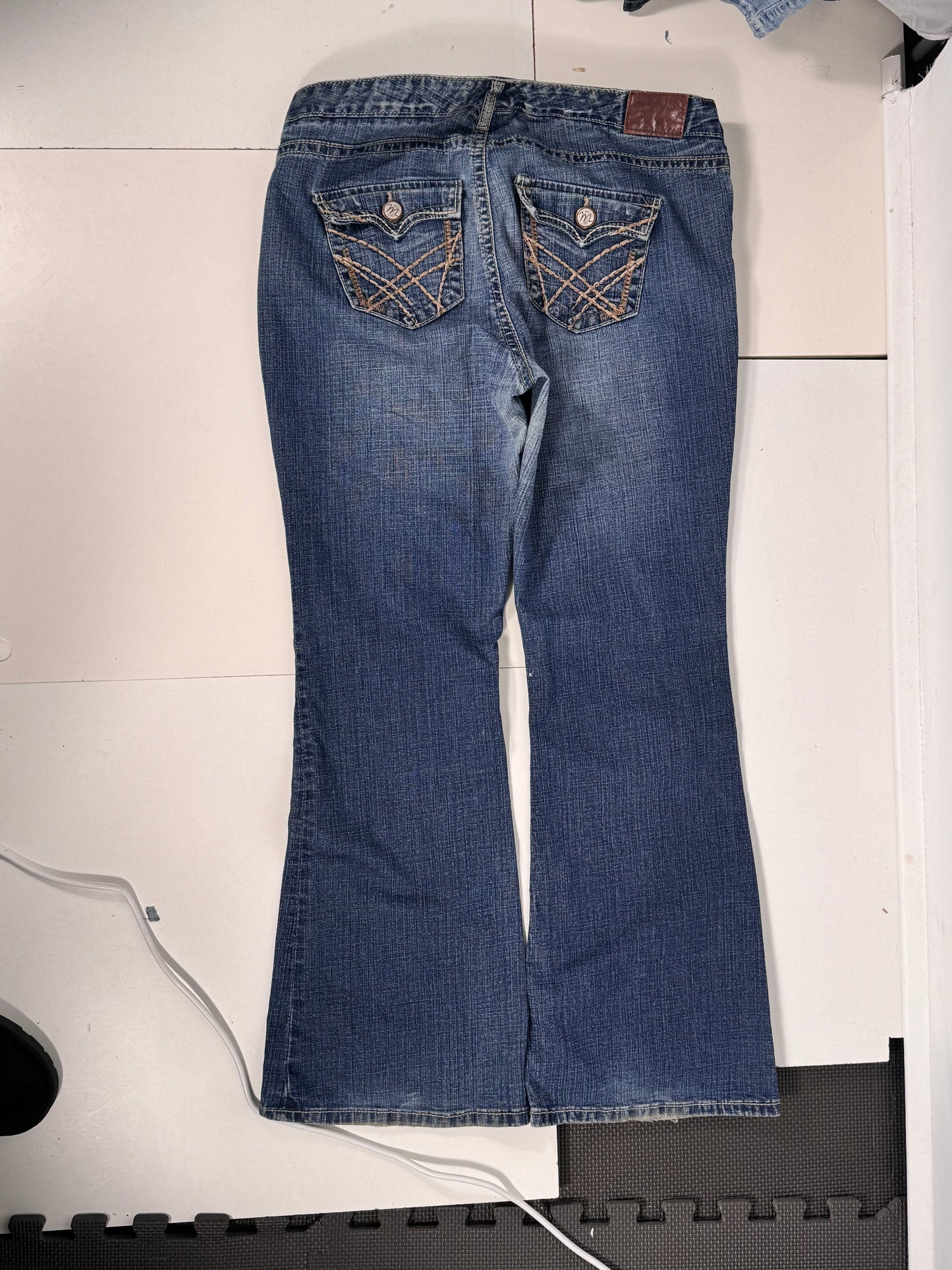 Utsvängda jeans stl: L