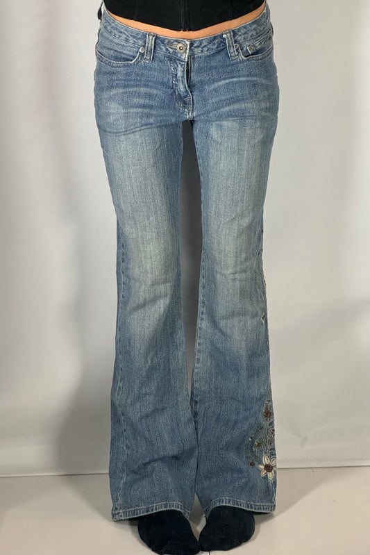 Utsvängda jeans stl: S