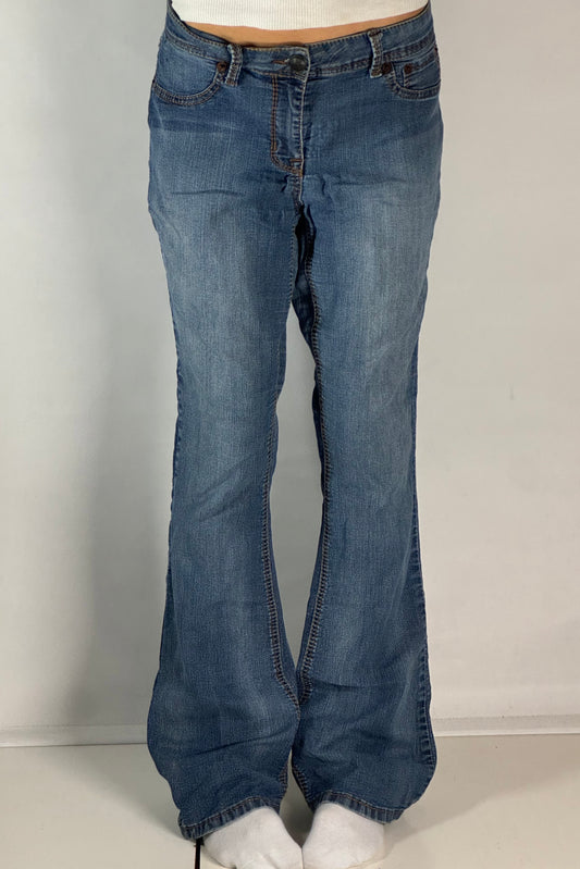 Utsvängda jeans stl: L